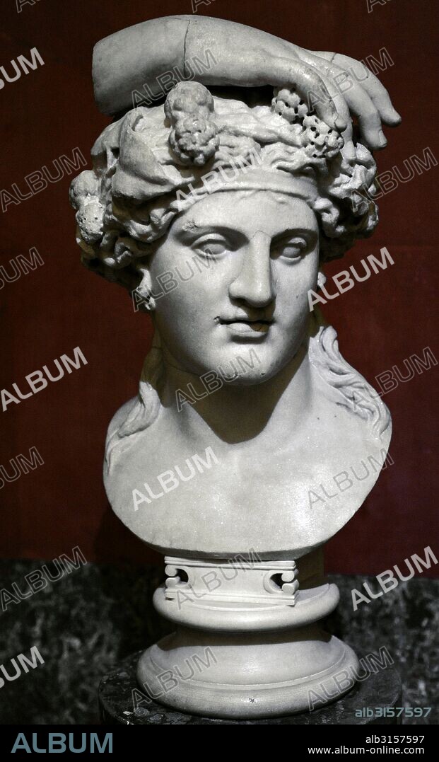 Dioniso (Baco romano). Diós de la vendimia y el vino. Copia romana inspirada de modelos griegos del siglo IV a. C. Mármol. Museo del Hermitage (The State Hermitage Museum). San Petersburgo. Rusia.