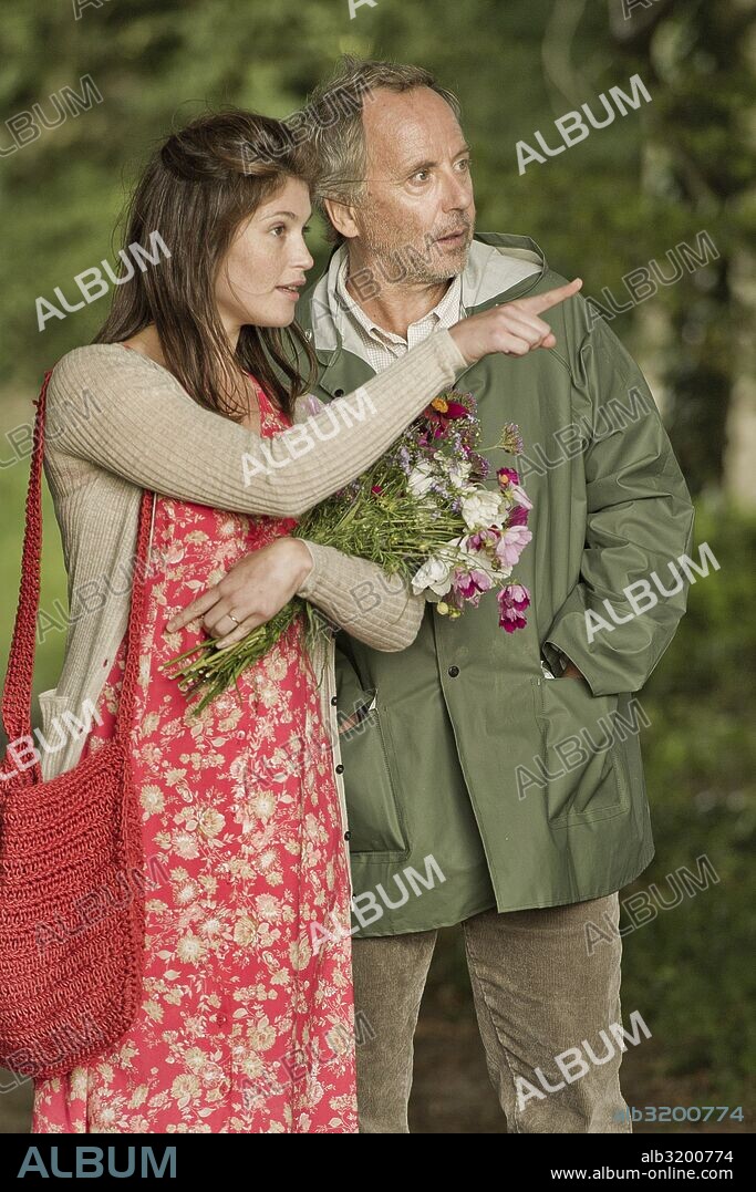 FABRICE LUCHINI y GEMMA ARTERTON en PRIMAVERA EN NORMANDIA, 2014 (GEMMA BOVERY), dirigida por ANNE FONTAINE. Copyright RUBY FILMS.