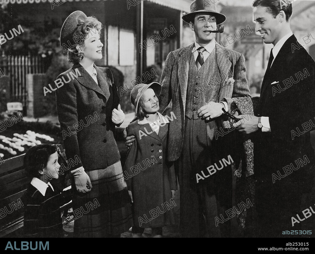 GREER GARSON and WALTER PIDGEON in MRS MINIVER, 1942 (MRS. MINIVER), directed by WILLIAM WYLER. Copyright M.G.M.