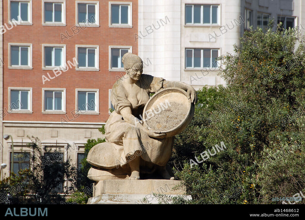Aldonza Lorenzo (Dulcinea del Toboso), personaje de la novela "Don Quijote de la Mancha". Escultura que forma parte del monumento a Miguel de Cervantes situado en la Plaza de España. Madrid.
