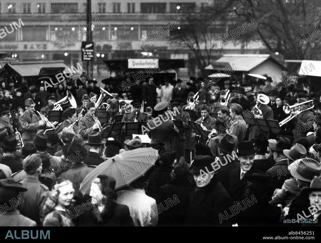 Musik konsert julkonsert militär musikkår på julmarknad på Gustav Adolfs Torg i Malmö 1944.. (c) Sydsvenskan /IBL Bildbyrå.