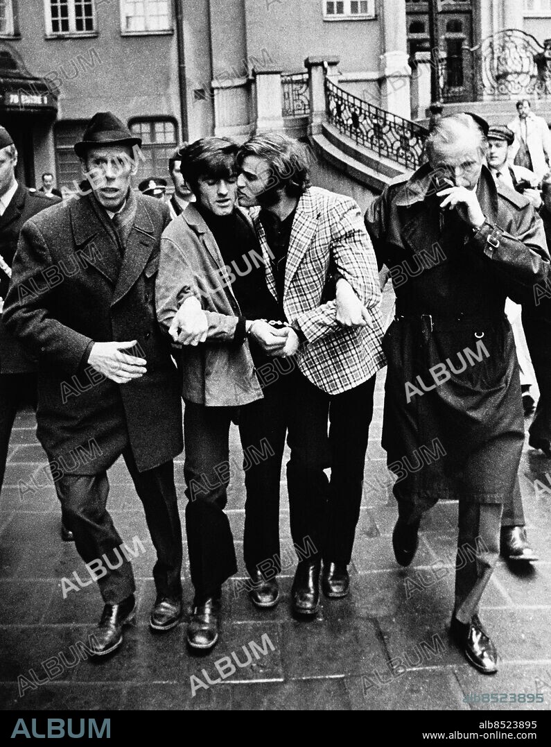 Arkiv 1971 - Miro Baresic (till höger) och Andjelko Brajovic), medlemmar av den kroatiska moståndsgruppen Ustasja, förs här bort av polis direkt efter mordet på den jugoslaviske ambassadören i Stockholm - Vladimir Rolovic. Bilden publicerad i boken "Bilderna som förändrat Sverige" - en berättelse om ExSCANPIX SWEDENjournalistik 1944-2004. Foto: Jan Düsing Kod: 12. COPYRIGHT SCANPIX SWEDEN.