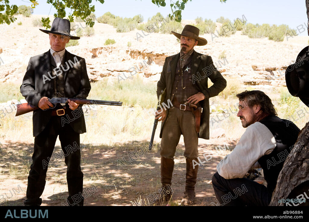 ED HARRIS, JEREMY IRONS and VIGGO MORTENSEN in APPALOOSA, 2008, directed by ED HARRIS. Copyright EIGHT GAUGE PRODUCTIONS/GROUNDSWELL PROD. / SEBASTIAN, LOREY.
