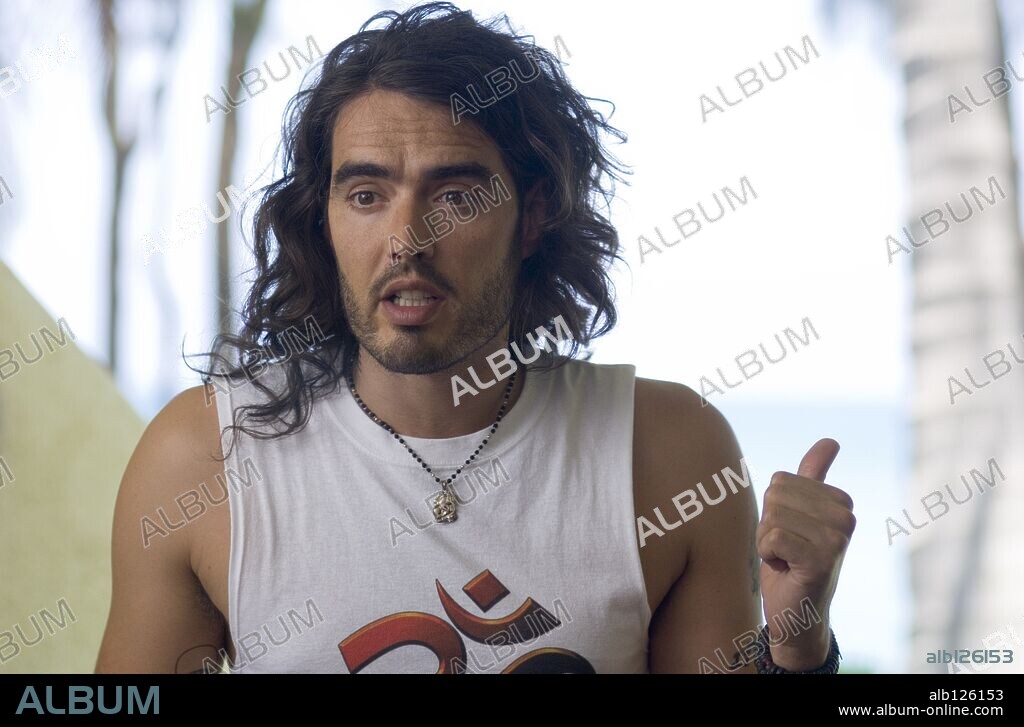 RUSSELL BRAND in FORGETTING SARAH MARSHALL, 2008, directed by NICHOLAS STOLLER. Copyright APATOW PRODUCTIONS / WILSON, GLEN.