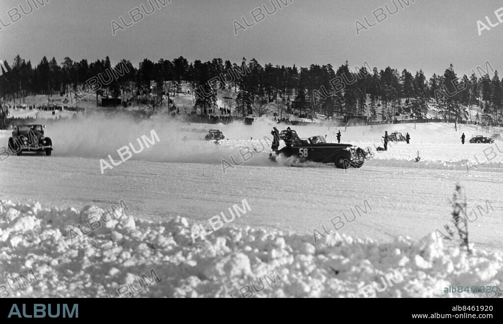 STOCKHOLM 1937-02-14.. Standardvagnarnas start vid Flatenloppet. Lambert Möller leder före Servais.. Foto: AB Text & Bilder / SVT / Kod: 5600. Mapp: Div. Automobilsport före kriget (1939) I:9a . Vintersport Racerbilar.