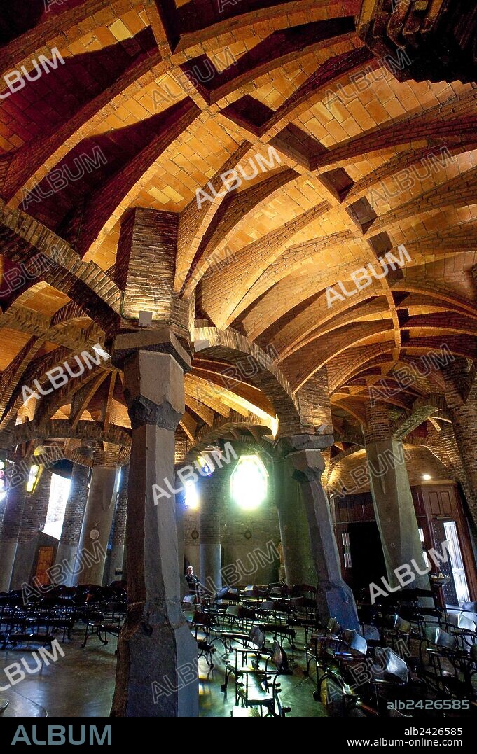 ANTONI GAUDÍ. CRIPTA IGLESIA COLONIA GÜELL.