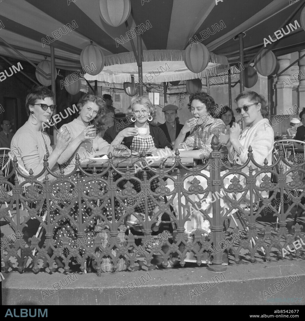 GÖTEBORG 1957-05-27.. Exteriör från Palacehuset vid Brunnsparken. Fem unga damer dricker kaffe i solskenet. *** Local Caption *** GT Låda: Krep 2009-06 Foto: Kamerareportage/ TT / Kod: 2524.