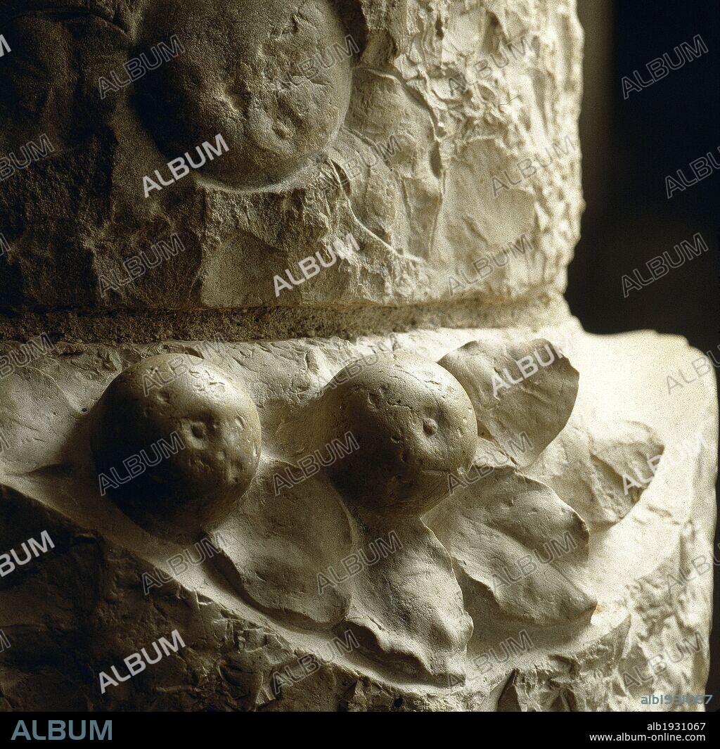 ANTONI GAUDÍ. La Pedrera, detalle de una columna. Antonio Gaudí. 1905. Modernismo, Barcelona.