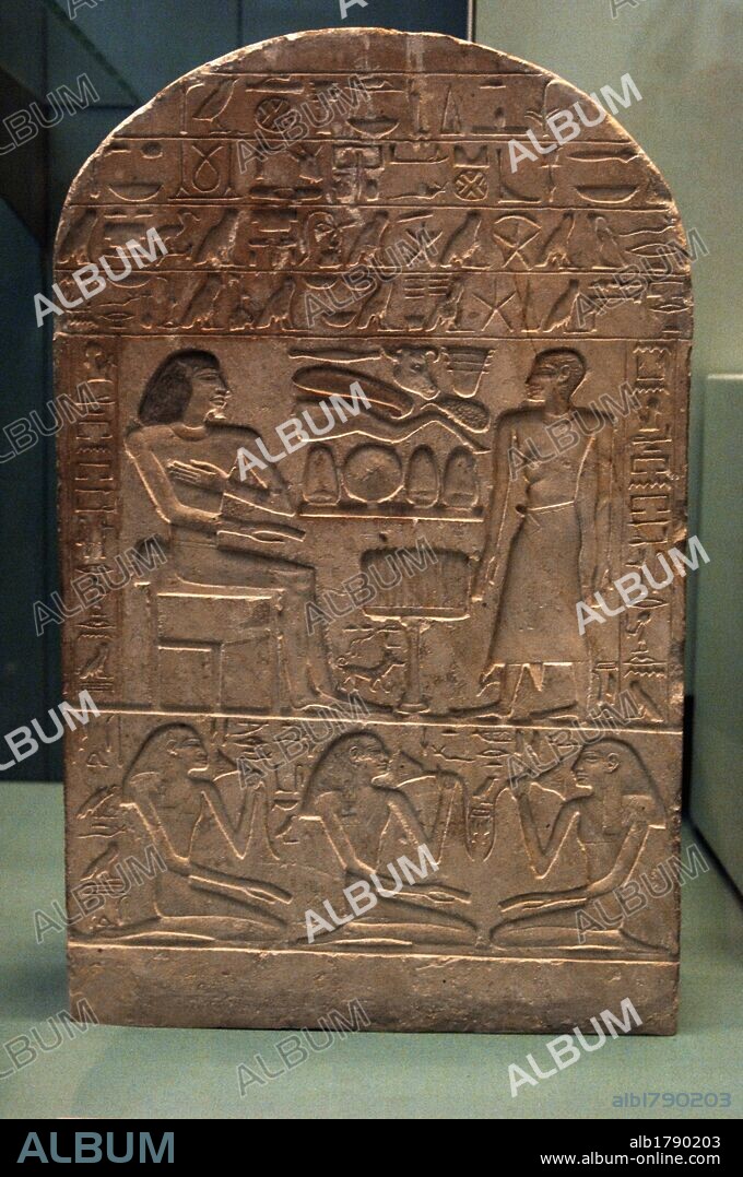 ARTE EGIPCIO. IMPERIO MEDIO. DINASTIA XII. ESTELA DE USER. Realizada en piedra caliza y decorada con inscripciones jeroglíficas relativas a la petición de ofrendas para el Ka de User. La escena central representa al DIFUNTO ACOMPAÑADO POR SU PERRO Y SENTADO ANTE LA MESA DE OFRENDAS. Fechada entre los años 1985-1795 a. C., de procedencia desconocida. Museo Británico. Londres. Inglaterra. Reino Unido.