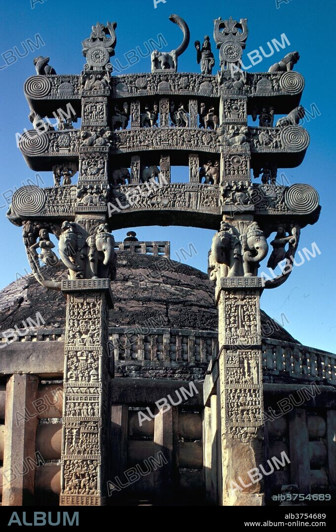 North gateway, Sanchi, UNESCO World Heritage Site, near Bhopal, Madhya Pradesh state, India, Asia.