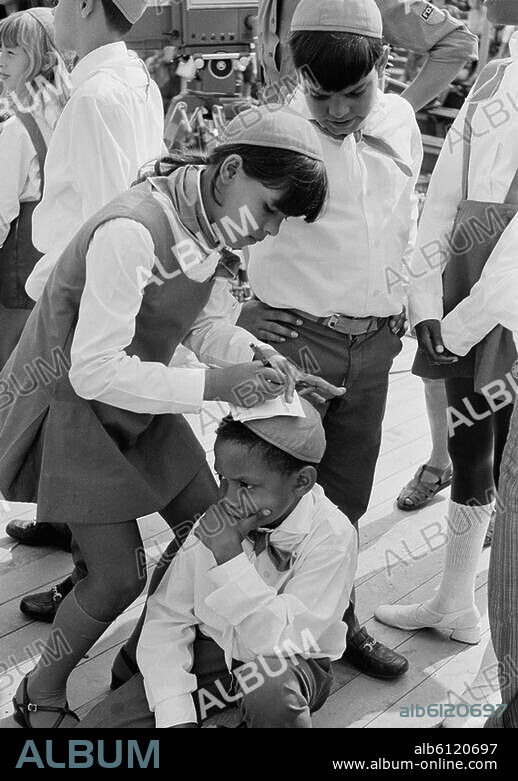Ost-Berlin, 28.Juli-5.August 1973: X.Weltfestspiele der Jugend und Studenten.-Kinder, Mitglieder der jungen Pioniere Kubas (Union de Pioneros de Cuba (UPC)), während einer Veranstaltung im Stadion der Weltjugend.-Foto.