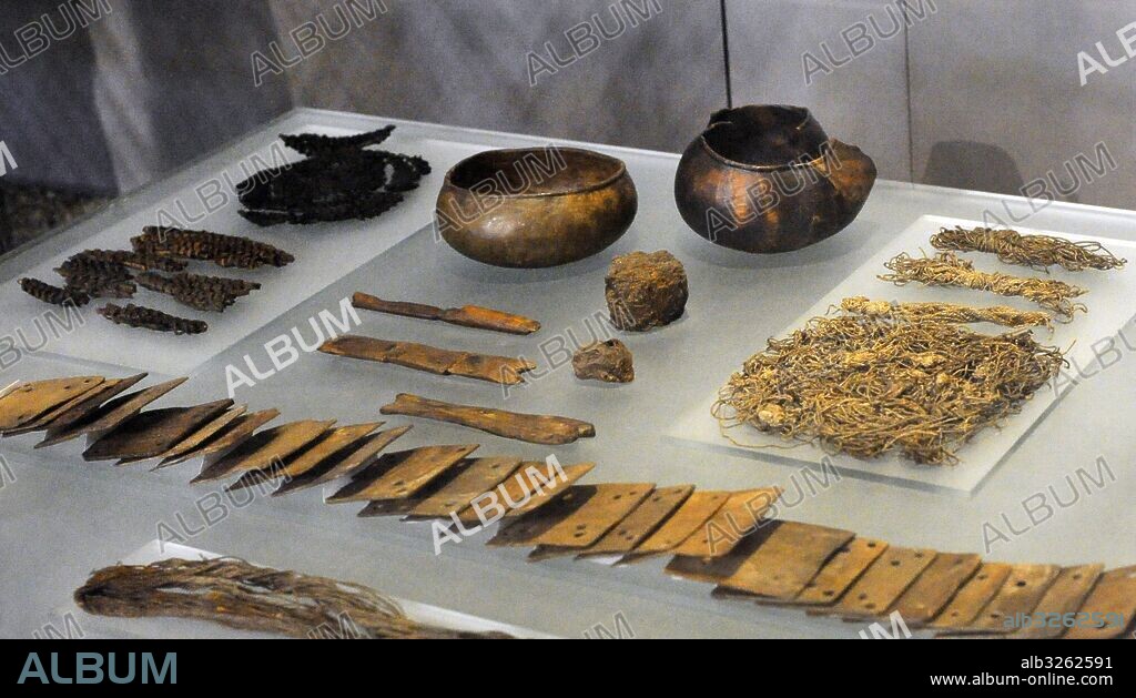 Grupo de herramientas utilizadas para tejer. En primer término, tabletas de hueso. Tumba del Barco de Oseberg. Siglo IX. Museo de Barcos Vikingos. Oslo. Noruega.