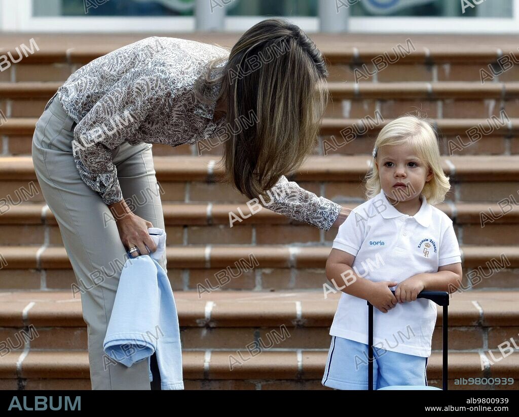 Madrid 11-09-2009  primer Dia de Guarderia de la Infanta Dña Sofia Hija de Ssaarr los Principes de Asturias que esta mañana la Han acompañado A la Guarderia  de el cuartel del Rey en el pardo foto Jaime Garcia.