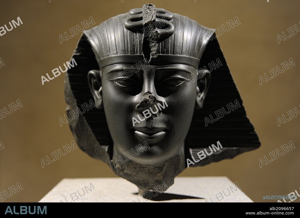 ARTE EGIPCIO. EGIPTO. Cabeza de la estatua del faraón Amosis II (570-538 a. C.). Dinastía XVI. Hacia el 550 a. C. Pieza procedente de Sais, antigua capital reino. Neues Museum (Nuevo Museo). Berlín. Alemania. Europa.