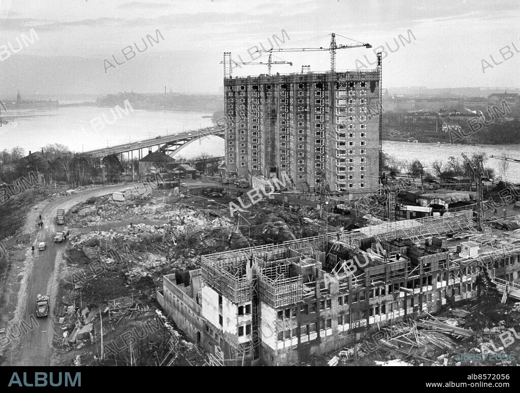STOCKHOLM 1962-01-19. Marieberg med det välkända så kallade Erlanderhuset eller Dragspelshuset under byggnad i Stockholm. Sextonvåningarhuset får en magnifik utsikt över Västerbron, Riddarfjärden och Södermalm. I föregrunden syns "Bacon-Hill" husets byggarbetsplats.. Foto: Lars Nyberg / Expressen / TT/ Kod: 34 **AFTONBLADET OUT**.