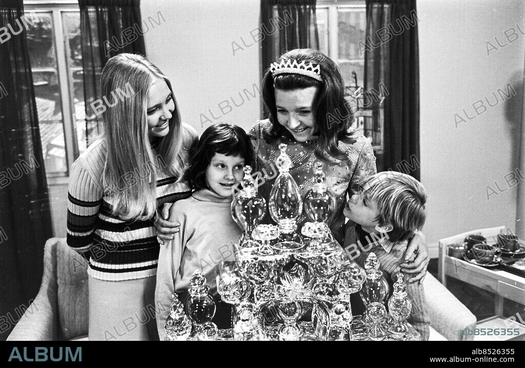 1968-03.. DET HOPFÄLLBARA SLOTTET. Barnmusikal i TV av Gunnel Linde och Bengt Hallberg.. Sänt första gången 1968-04-13.. Här ses från vänster Titti Sjöblom (Tina), sångerska, Lotta Olsson (Lotta), Alice Babs Sjöblom (mamma), sångerska, och Pierre Nilsson (Lasse).. Foto: Bo-Aje Mellin / RiR / SVT / Kod: 5600. Bild och reportage publ. i RiR 16/68 sid 18-19.. RiR 18922 sv/v neg.