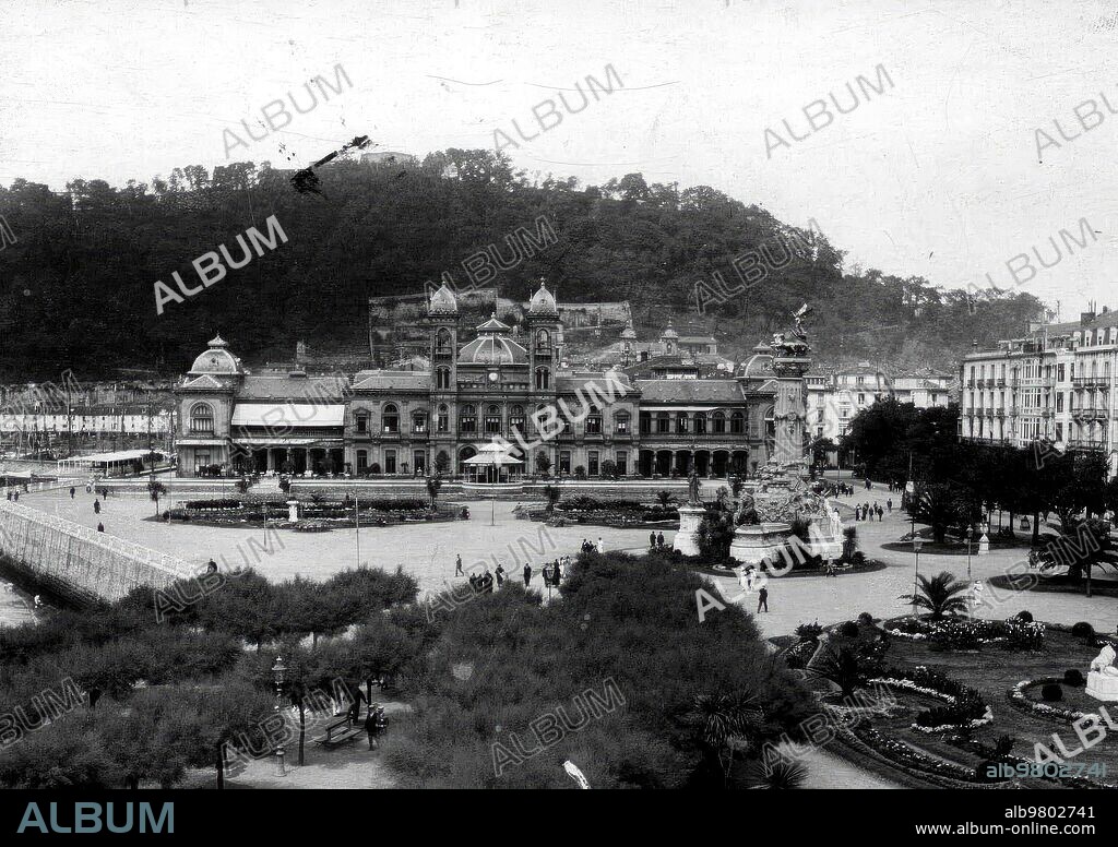 San Sebastian, 1925 (Ca.). General view of the casino and partial view of the Alderdi Eder gardens.