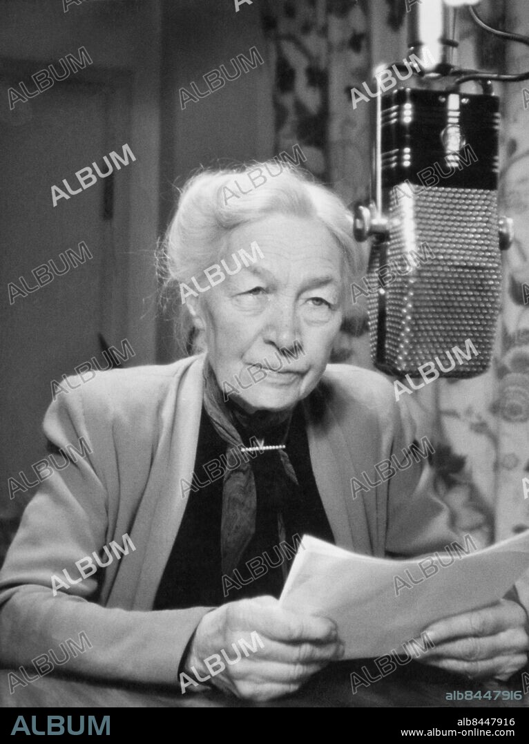 Not. Kerstin Hesselgren talade inför nya året nyårsafton 1948 25-årsboken Anm. Manus Inspelningar Hesselgren, Kerstin, 1872-1962, skolkökslärare, bostads- och yrkesinspektör, Sveriges första kvinnliga riksdagsledamot Se även BBL231CD402 persons: KERSTIN HESSELGREN sites: SVERIGE.
