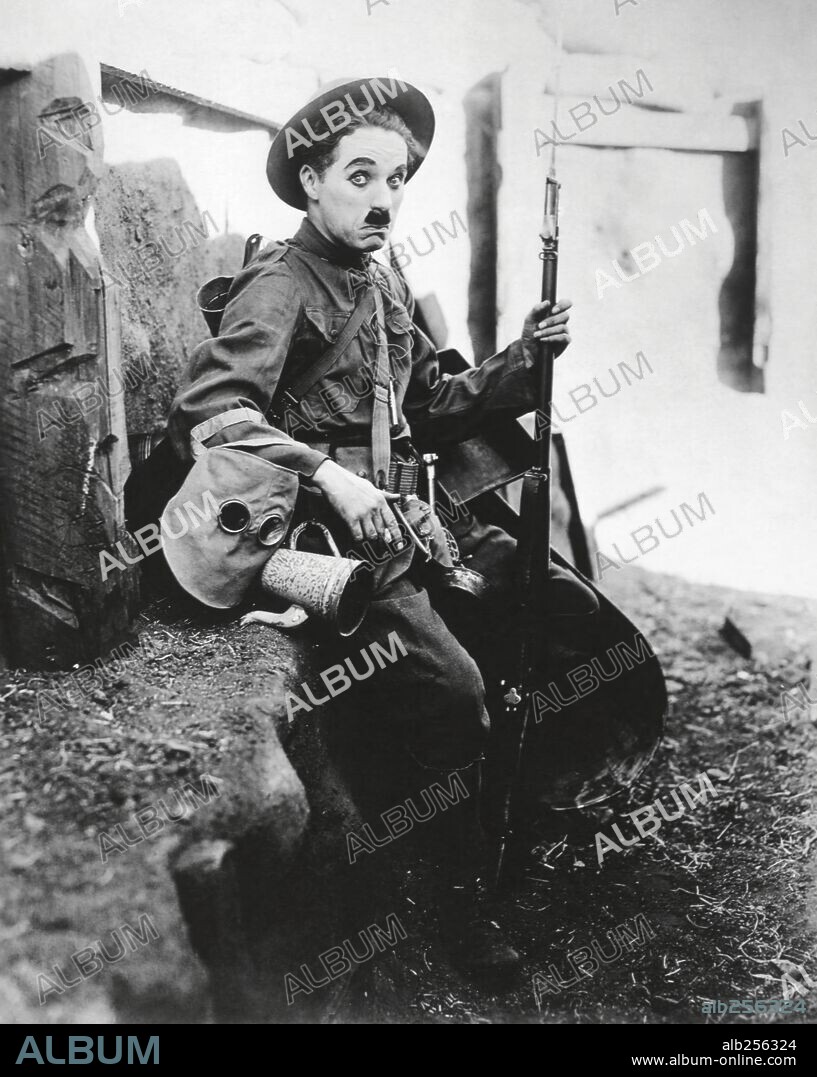 CHARLIE CHAPLIN en ARMAS AL HOMBRO!, 1918 (SHOULDER ARMS), dirigida por CHARLES CHAPLIN. Copyright FIRST NATIONAL.