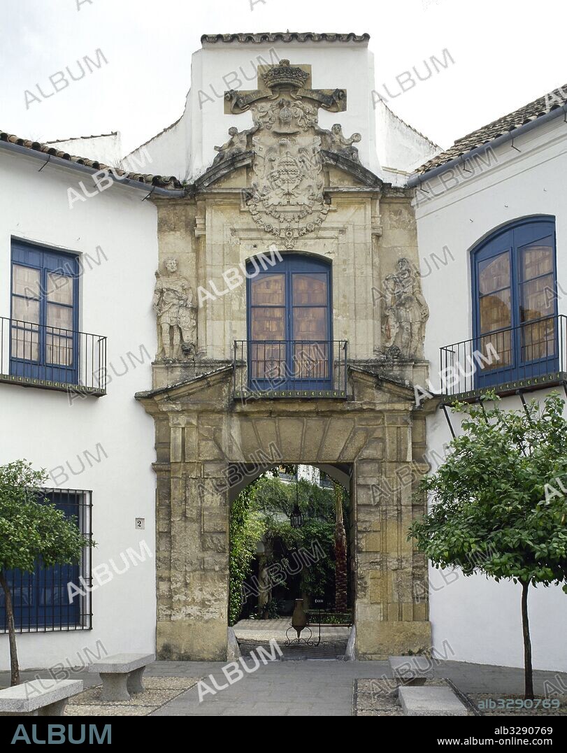 Spain, Andalusia, Cordoba. Viana Palace. 16th century Renaissance facade by Juan de Ochoa, in an angle in Don Gome Square. The ensemble is crowned, over the balcony, by the crest of the Saavedra family, with the crest and crown of marquis, inside the necklaces of the orders of Carlos III and the golden fleece. 16th century. This main door gives access to the Patio de Recibo (Reception Courtyard).