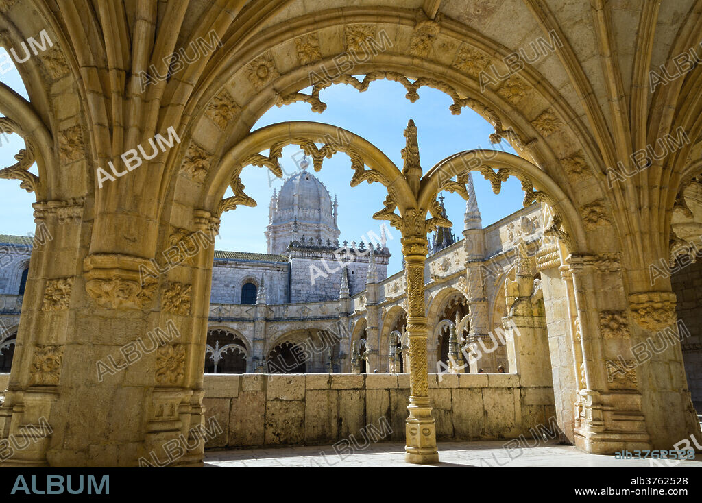 Manueline ornamentation in the cloisters of Mosteiro dos Jeronimos (Monastery of the Hieronymites), UNESCO World Heritage Site, Belem, Lisbon, Portugal, Europe.