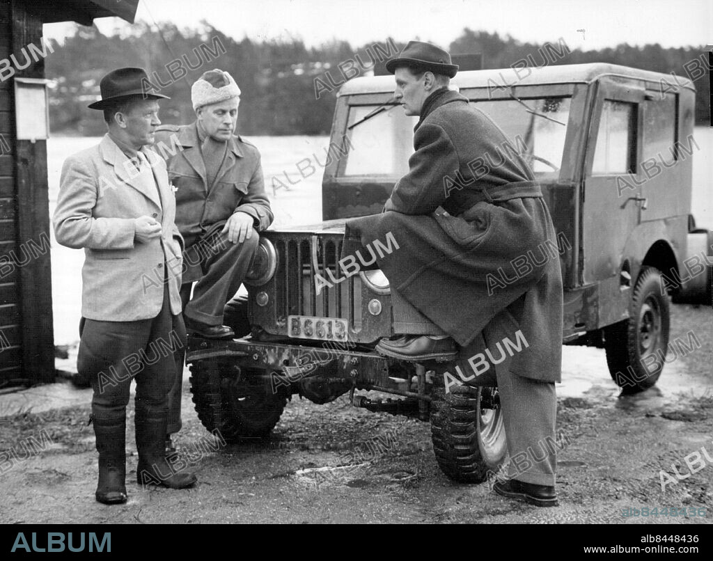 Ornö 1955-12-29. På Ornö i Stockholms skärgård diskuteras den nya färjförbindelsen av klockare Filip Olsson, gruvfogde Karl Edvin Granström och greve Gustaf Otto Stenbock i trafikföreningens styrelse . Foto: SvD / TT / kod 12014.