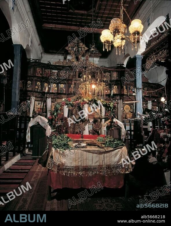 Religion / Ostkirche:. Mazedonisch-orthodoxe Kirche. Orthodoxes Osterfest in der Kirche von Stotakovo (Mazedonien): Der blumengeschmückte Epitaphios. Foto, 1999.