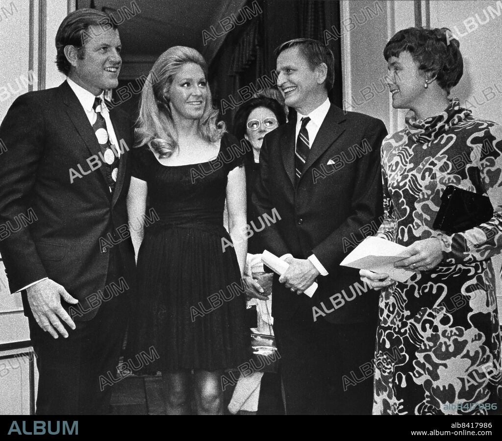 FILE 19710917. The US Senator Edward Kennedy and his wife Joan talks with Swedish Prime Minister Olof Palme and his wife Lisbet before a dinner during the senator's visit to Lulea and Kiruna in northern Sweden in September 1971.. It is 25 years since former Swedish Prime Minister and Party Leader of the Social Democrats Olof Palme was shot to death at the Sveavägen street in central Stockholm, February 28, 1986.. Photo: Weine Lexius / XP / SCANPIX / code 32.