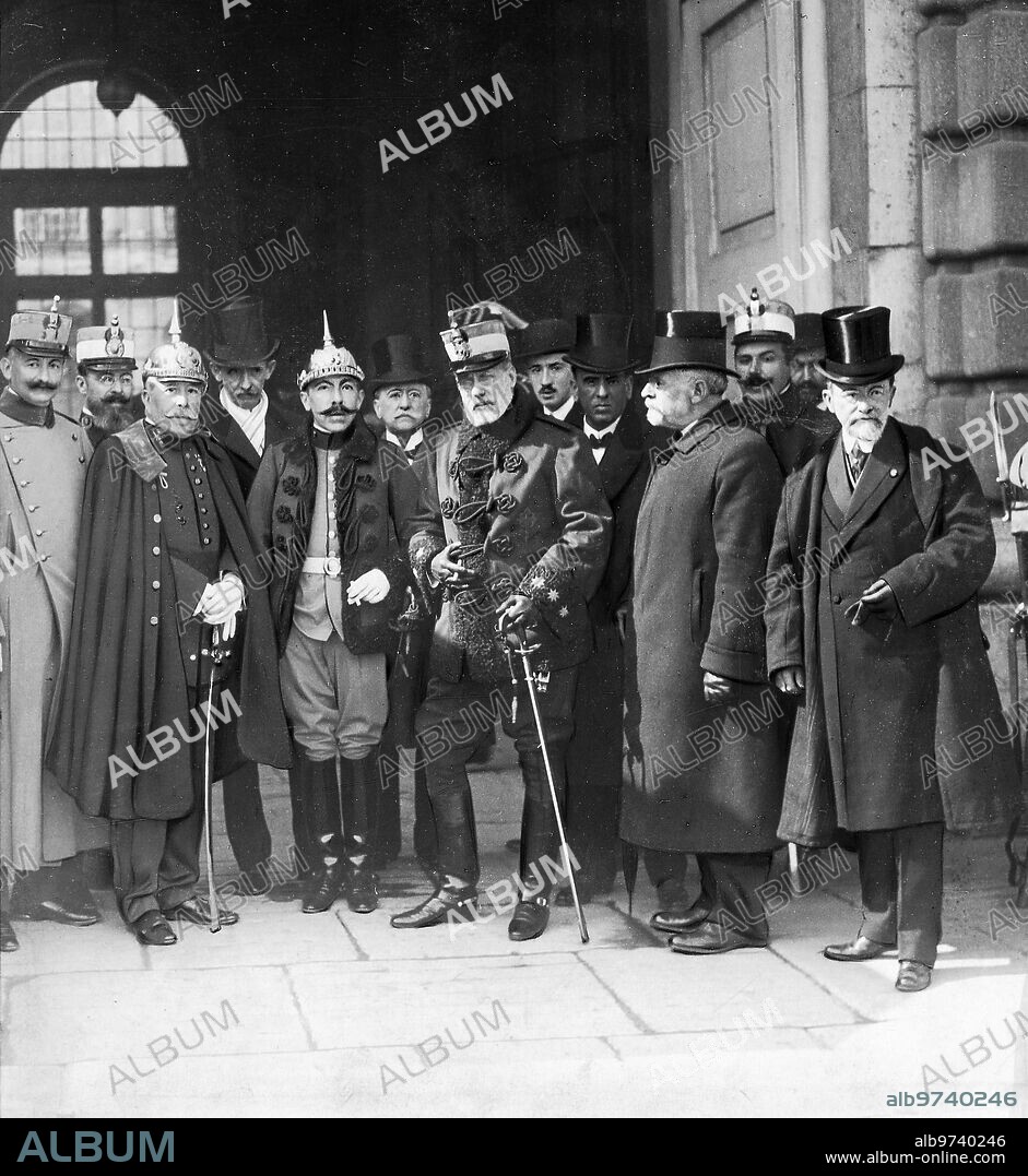 26 febrero 1913. El directorio de los Exploradores de España en Palacio. El duque de Tamames, el general Tovar, el teniente coronel López Pozas, los Capitanes Iradier y Jevenois y los Sres. García Molinas, Comba, duque de Frías, Cuyás, García Dacarete y Uriondo, al salir ayer de Palacio, después de ser Recibidos por S. M. El Rey para Informarle de la organización y estado de la Patriótica institución de los Exploradores de España. Foto Goñi.