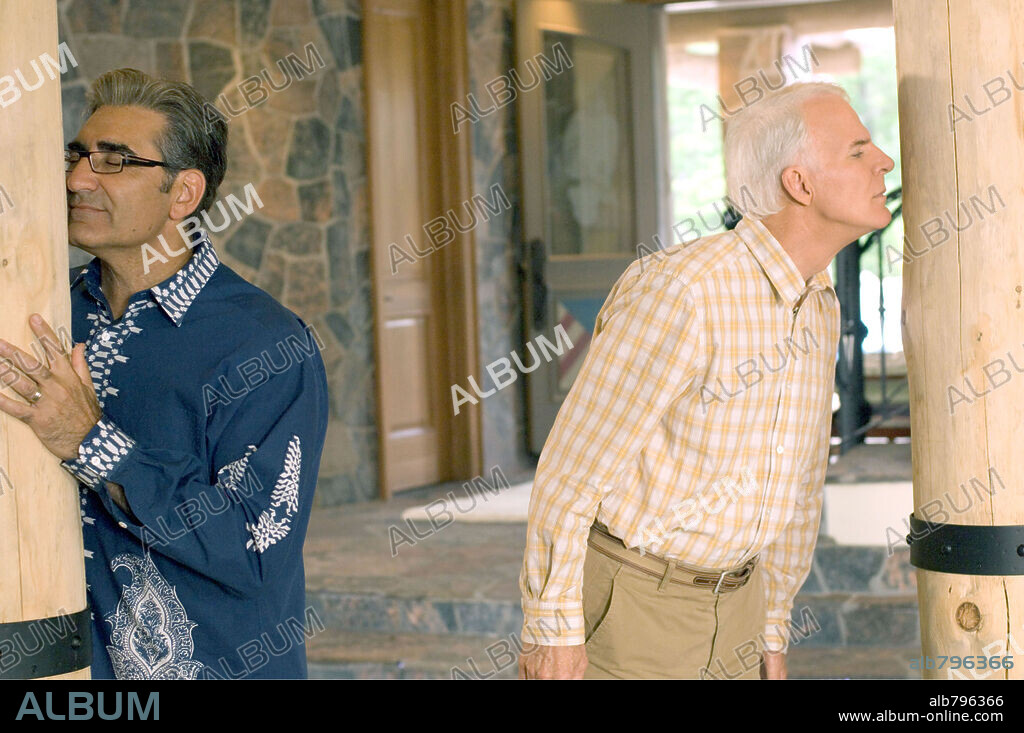 EUGENE LEVY y STEVE MARTIN en DOCE FUERA DE CASA, 2005 (CHEAPER BY THE DOZEN 2), dirigida por ADAM SHANKMAN. Copyright 20TH CENTURY FOX / STRANKS, PETER.