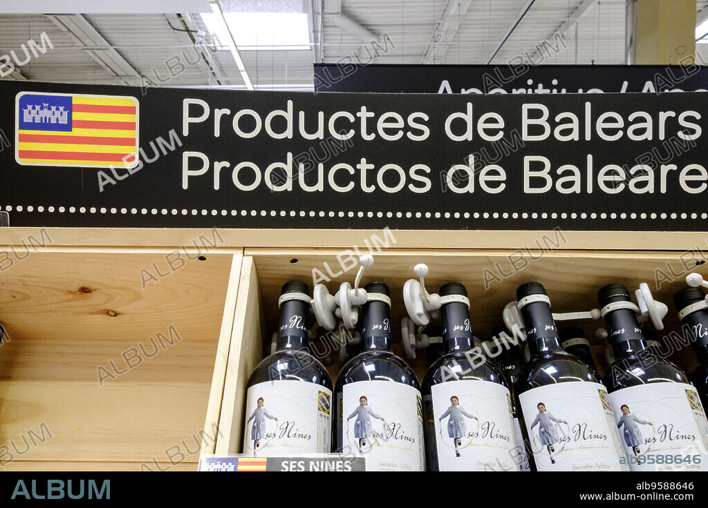 distintivo de producto balear, hipermercado Carrefour, centro comercial del Coll den Rabassa ,Mallorca, balearic islands, spain, europe.