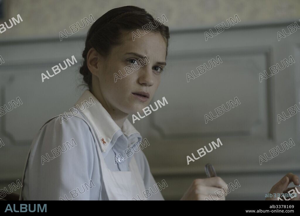 NOEMIE SCHMIDT in LA LUZ DE ELNA, 2017 (LA LLUM D'ELNA), directed by SILVIA QUER. Copyright DESTINO FILMS / MORAY, IRENE.