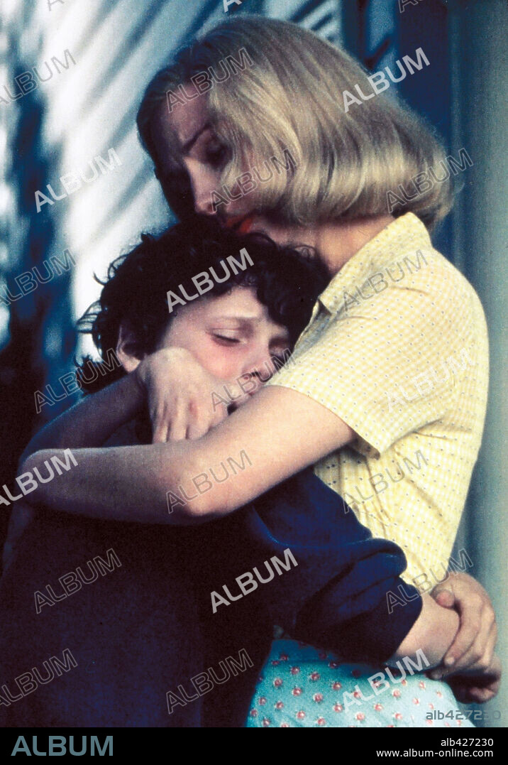 ANTON YELCHIN and HOPE DAVIS in HEARTS IN ATLANTIS, 2001, directed by SCOTT HICKS. Copyright CASTLE ROCK ENTERTAINMENT/NPV ENTERTAINMENT/VILLAGE ROADSHOW.
