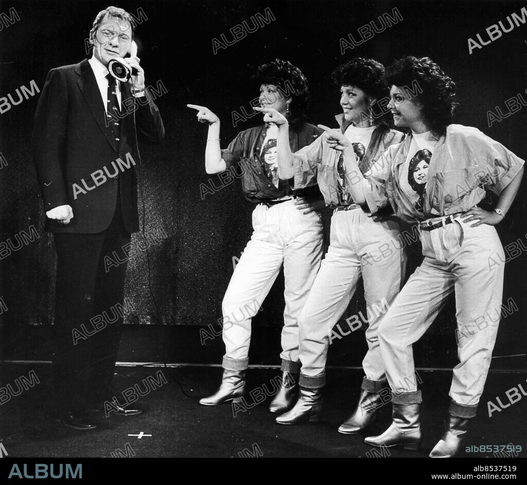 GÖTEBORG 1984-09-25. P G Gyllenhammar ringer äktenskapsrådgivningsbyrån och gruppen Carreys (en sammanslagning av Carola och Herreys) söker manager . Det är två av inslagen i Bosse Parneviks nys show. Med på scenen finns gruppen Crème Fraiche - Ann-Sofie Holm, Zeid Andersson och Beate Strömberg *** Local Caption *** GP Foto: Bengt Kjellin / Kamerareportage / TT / Kod: 2524.