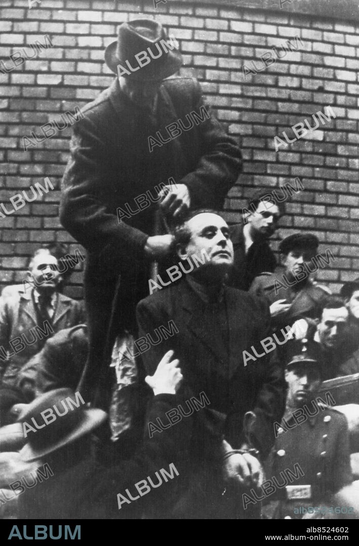 Orig. bildtext... Szalassy is executed. Ference Szalasy, hungarish Quisling was hunged in Budapest. Also three of his minsiters were hanged in the same time. Our picture shows executor putting knot around the neck of traitor Szalassy. Anm. F Szálasi, 1897-1946, ungersk politiker, pilkorsrörelsens ledare mot slutet av andra världskriget. Hängning Avrättning persons: FERENC SZÁLASI sites: UNGERN.