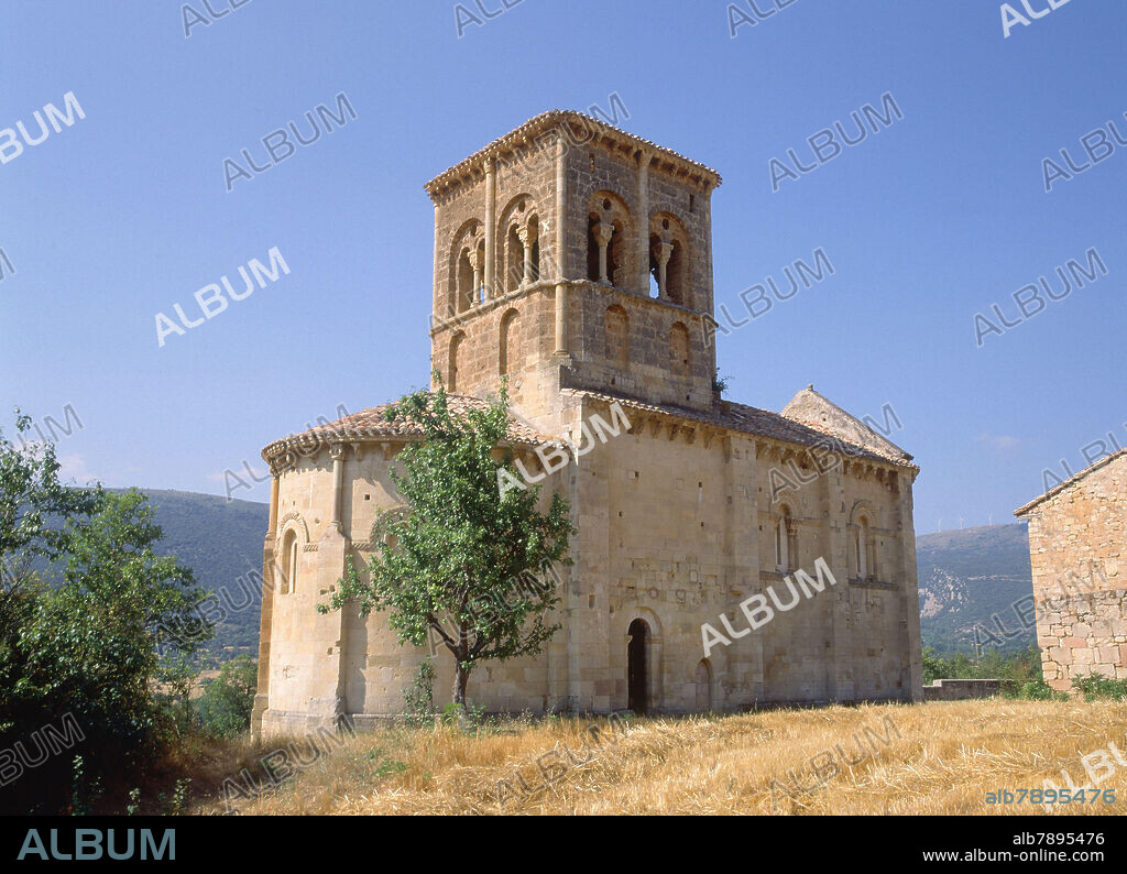 IGLESIA ROMANICA - SIGLO XII - FACHADA NORTE.