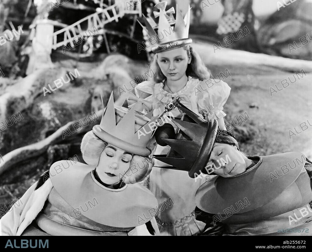 CHARLOTTE HENRY, EDNA MAY OLIVER y LOUISE FAZENDA en ALICIA EN EL PAIS DE LAS MARAVILLAS, 1933 (ALICE IN WONDERLAND), dirigida por NORMAN Z. MCLEOD. Copyright PARAMOUNT PICTURES.