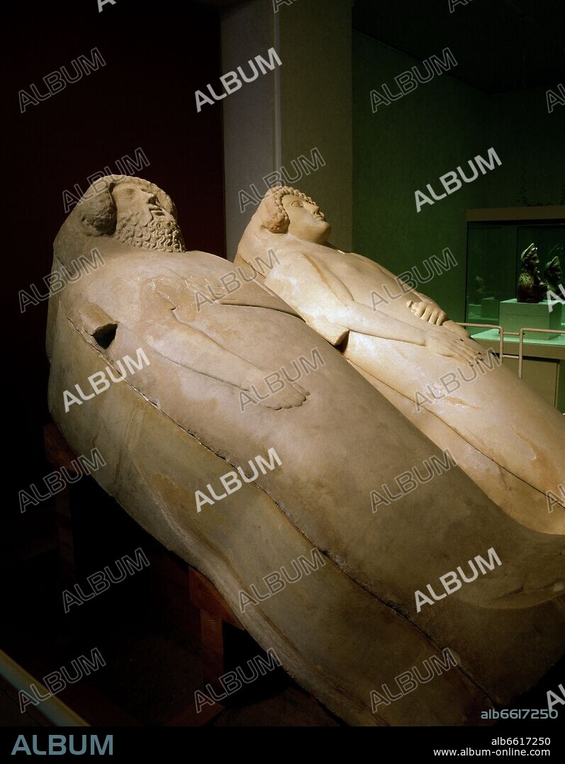 SARCOFAGOS ANTROPOIDES DE ALABASTRO -  SIGLO V AC - ARTE FENICIO - PROCEDEN DE LA NECROPOLIS DE GADIR.
