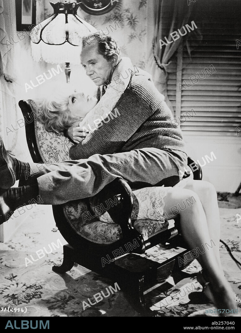 KIM NOVAK y RAY WALSTON en BÉSAME, TONTO, 1964 (KISS ME, STUPID), dirigida por BILLY WILDER. Copyright UNITED ARTISTS.