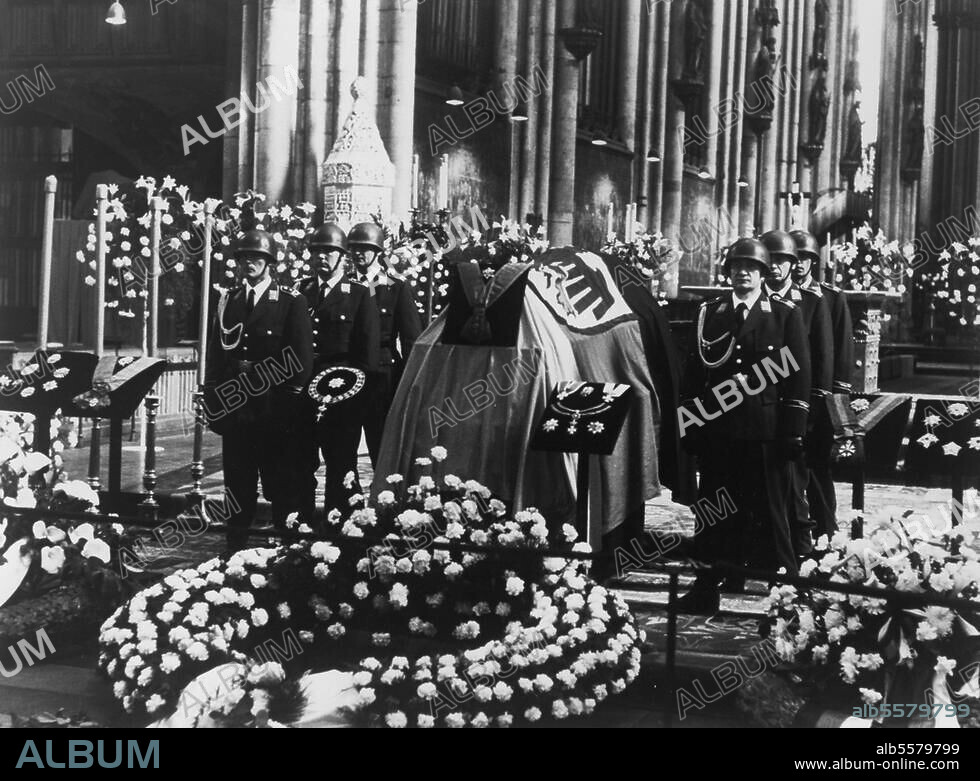 Adenauer, Konrad Politiker (CDU), Bundeskanzler 1949-63. 1876-1967. Staatsbegräbnis für den am 19. April 1967 verstorbenen Alt-Bundeskanzler Konrad Adenauer am 26. April 1967: Pontifikal-Requiem im Kölner Dom. Foto.