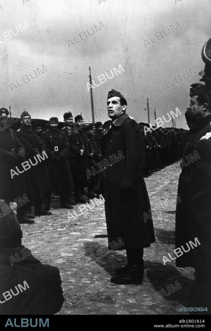 SEGUNDA GUERRA MUNDIAL (1939-1945) - División azul. El general Agustín Muñoz Grandes, jefe de la División azul, arengando a las tropas en campaña en Rusia. Febrero de 1943.
