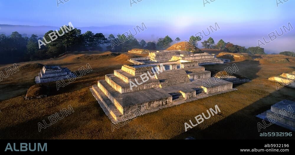 Big temple-pyramid in Zaculeu. (Saqulew), which was the capital of the Postclassic Mam kingdom (a sub-group of the Maya).- In the background the ballcourt.- Zaculeu, Suedguatemala, Guatemala.- Photo.-.