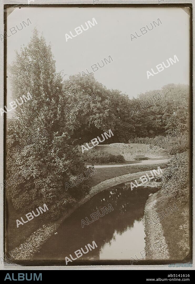 Heinrich Hamann, Atelier J. Hamann, Johann Hinrich W. Hamann, Parthie Rosarium, Ohlsdorfer Friedhof Hamburg, silver gelatin paper, black and white positive process, image size: height: 18.20 cm; width: 13.20 cm, stamp: verso and right: J. Hamann, Hamburg 1, Neustädterstr, 66/68, Atelier für Photographie aller Art, Awarded Hamburg 1899, titled and dated: verso: handwritten in lead: Parthie Rosarium, Ohlsdorf cemetery Hamburg, 1905, reporting photography, gardens and parks, churchyard, cemetery, waters, rose, walking, Ohlsdorf.