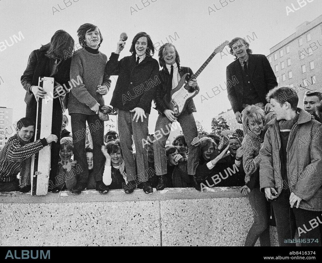 ARKIV 1965 Bild ur boken "Så roade vi oss" sid 40. Ryktet går i plugget. Shanes repar på ungdomsgården i Hagsätra och alla måste dit.      Foto: Ulf Simonsson Kod: 135 COPYRIGHT SCANPIX SWEDEN.