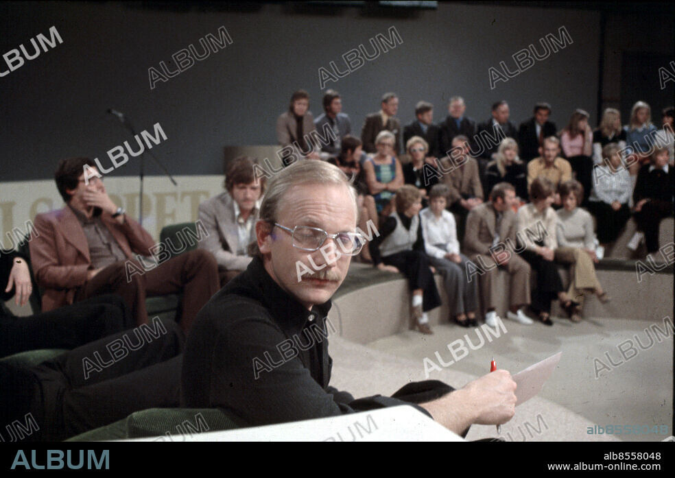 MALMÖ 1974.. Gary Engman (1938 - 2001), journalist, redaktör, programledare. Startade Kvällsöppet vid SR Malmö 1970. Medabetere vid Kvällposten , Arbetet, Aftonbladet, SR, chef Radio Malmöhus, Chefred AB, programdirektör TV Sthlm. persons: GARY ENGMAN sites: MALMÖ ;SR MALMÖ ;STUDIO 8 ;SVERIGE.