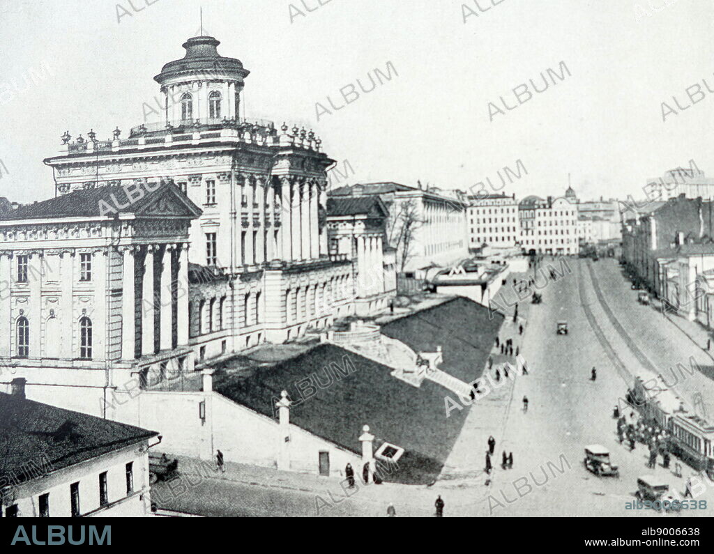 The building of the all-soviet Lenin library (ex-Pashovskiy house, later - Rumyantsev museum). The second half of 18th century. Lenin Library is one of the most prominent architectural sites of Old Moscow. The building is unique and combining monumental and light styles together with clarity of classic style and the festivity of baroque. The architect (the presumed architect is Bazhenov) used a high hill as a pedestal on top of which there are slim facades surmounted by a light, round shaped belvedere. The strict separation of the building in 3 parts does not affect the organic unity since the building is connected by its ground floor. Moscow. Bazhenov V.I., 1737-1799.