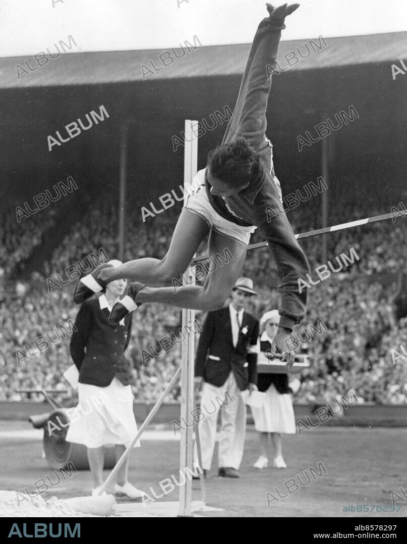 STORBRITANNIEN LONDON 1948-08-07.. Alice Coachman, USA, vinner höjdhoppstävlingen på Wembley Stadium vid de olympiska sommarspelen 1948 på den nya olympiska rekordhöjden 1,68 meter.. Foto: Reuterphoto / AB Text & Bilder / SVT / Kod: 5600. Engelsk originalbildtext.. Mapp: O.S. i London 1948: Höjdhopp (även för damer) (Segrare: herrar: Winter, Austrtalien, damer: Miss A. Coachman, U.S.A.) I:276 A.