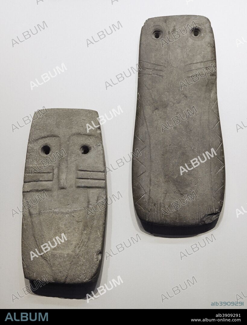 Izquierda: Idolo-placa antropomorfo. 3750-2500 a. C. Calcolítico. Procedente del Dolmen de Garrovillas (Garrovillas de Alconétar, provincia de Cáceres). Derecha: Idolo-placa antropomorfo. Calcolítico. Procedente de Barbacena (Elvas, Portugal). Museo Arqueológico Nacional. Madrid. España.