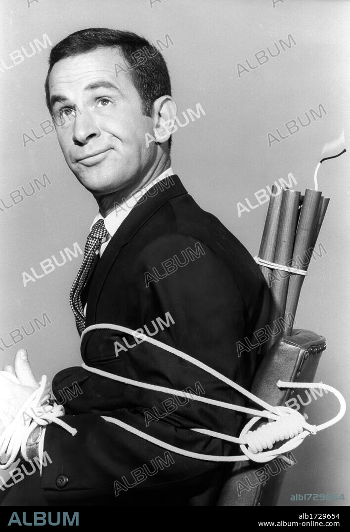 DON ADAMS en SUPERAGENTE 86, 1965 (GET SMART), dirigida por BRUCE BILSON, DON ADAMS y GARY NELSON. Copyright CBS TV/NBC.
