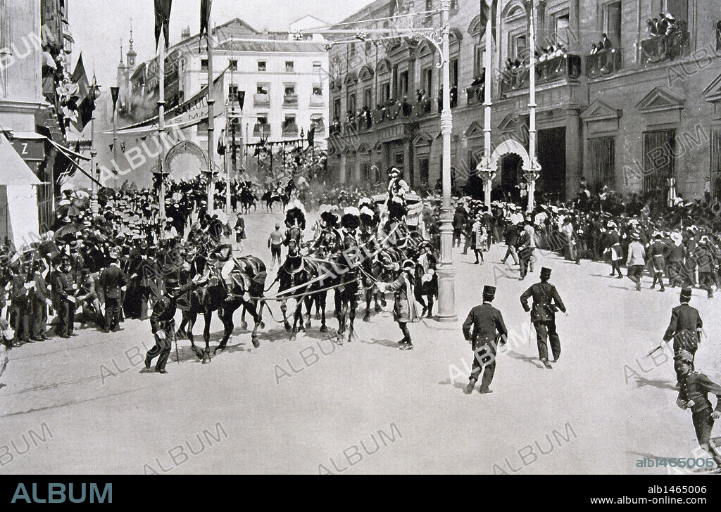 HISTORIA DE ESPAÑA. REINADO DE ALFONSO XIII. "ATENTADO CONTRA ALFONSO XIII perpetrado por el anarquista MATEO MORRAL, el 31 de mayo de 1906, a la salida de las nupcias del monarca con Victoria Eugenia de Battemberg. Morral arrojó una bomba sobre la carroza real en la calle Mayor de Madrid. L'Illustration (1906) .